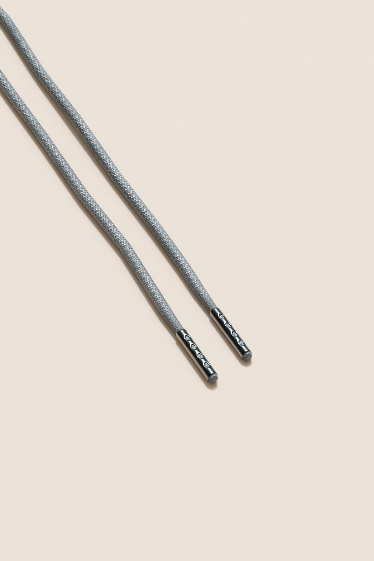 Senkels アルミニウムグレー 2.5mm ラウンドワックス靴ひも with ブラック Nickel Aglets