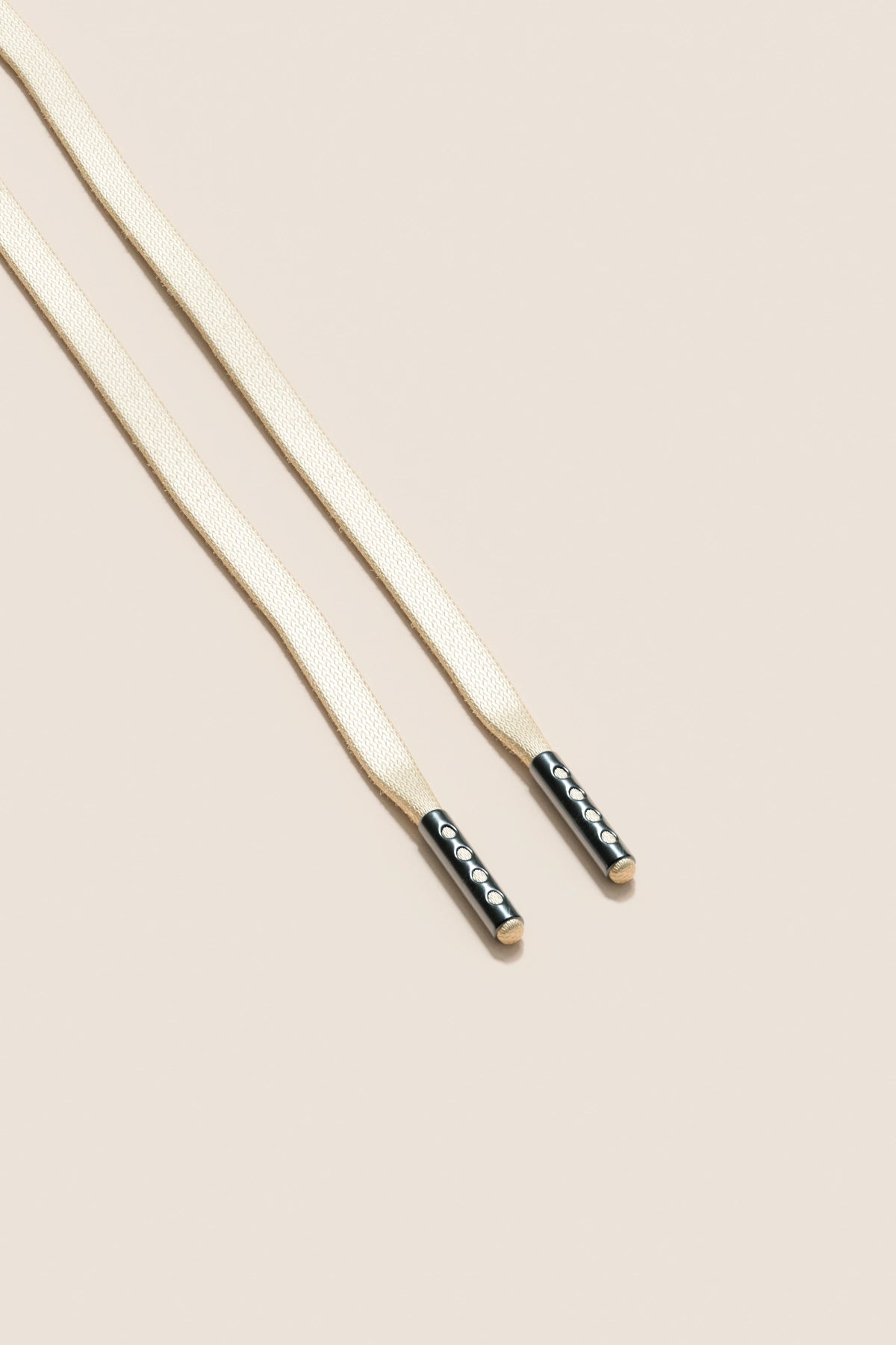 Senkels クリーム 3mm フラットワックス靴ひも ブラックニッケルアグレット付き