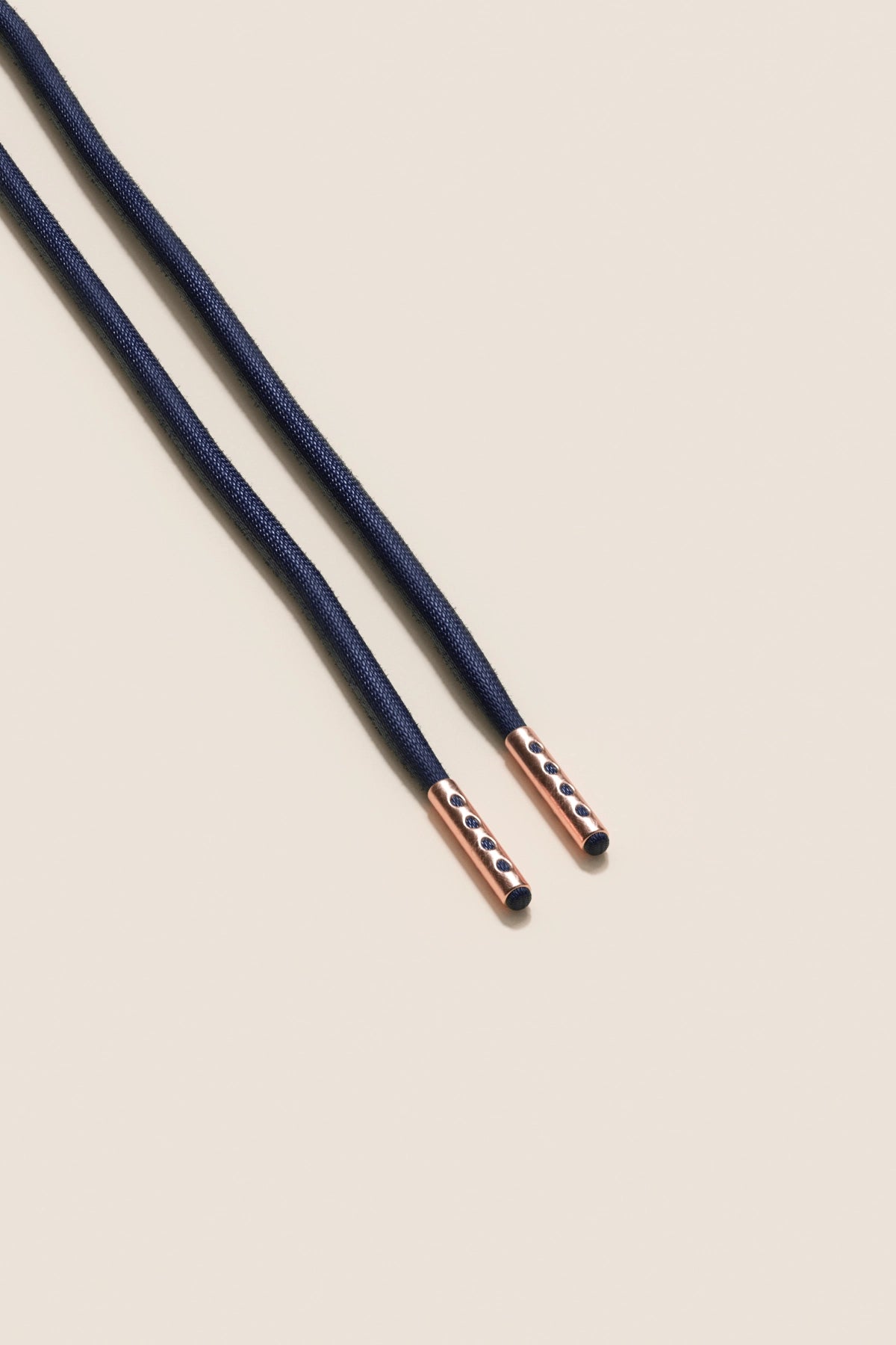 Senkels ダークブルー 4mm ラウンドワックス靴ひも ローズゴールドアグレット付き