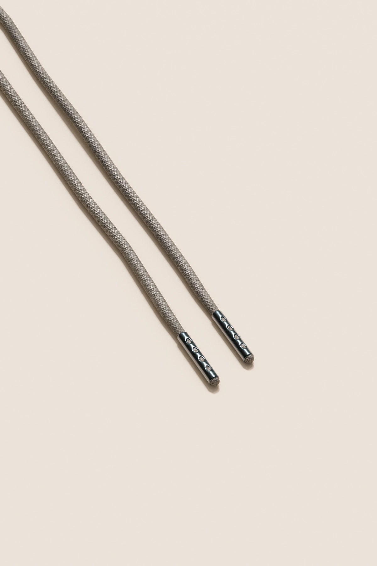 Senkels グラファイトグレー 2.5mm ラウンドワックス靴ひも with ブラック Nickel Aglets