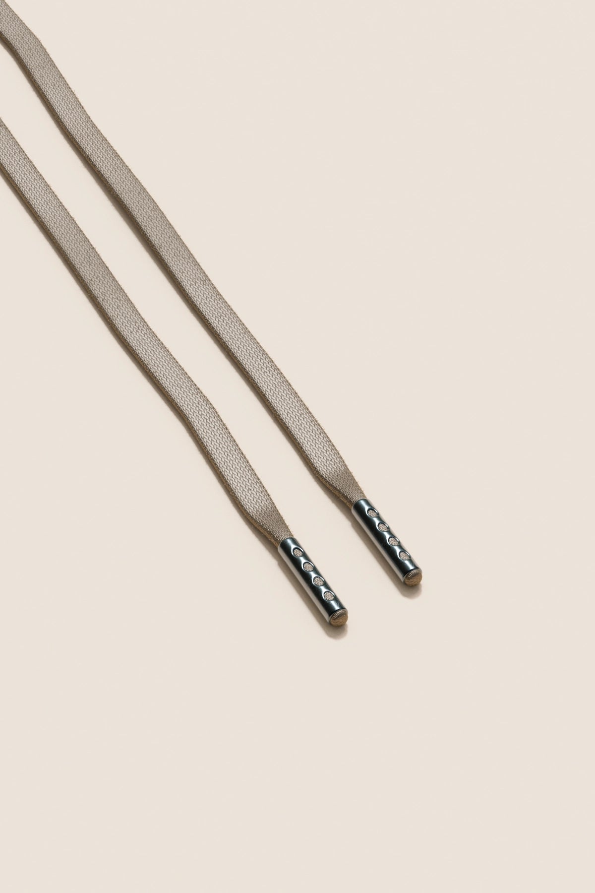 Senkels グラファイトグレー 3mm フラットワックス靴ひも with ブラック Nickel Aglets