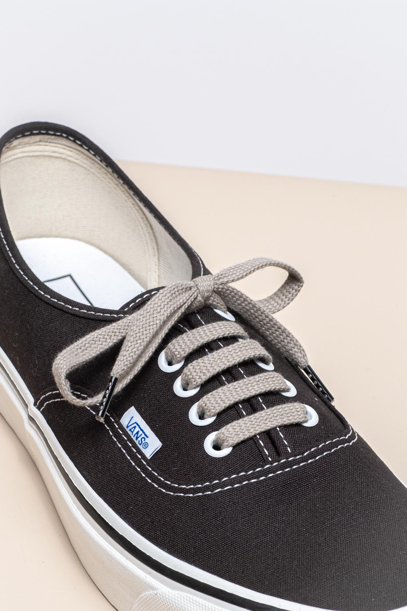 グラファイトグレー スニーカー靴ひも