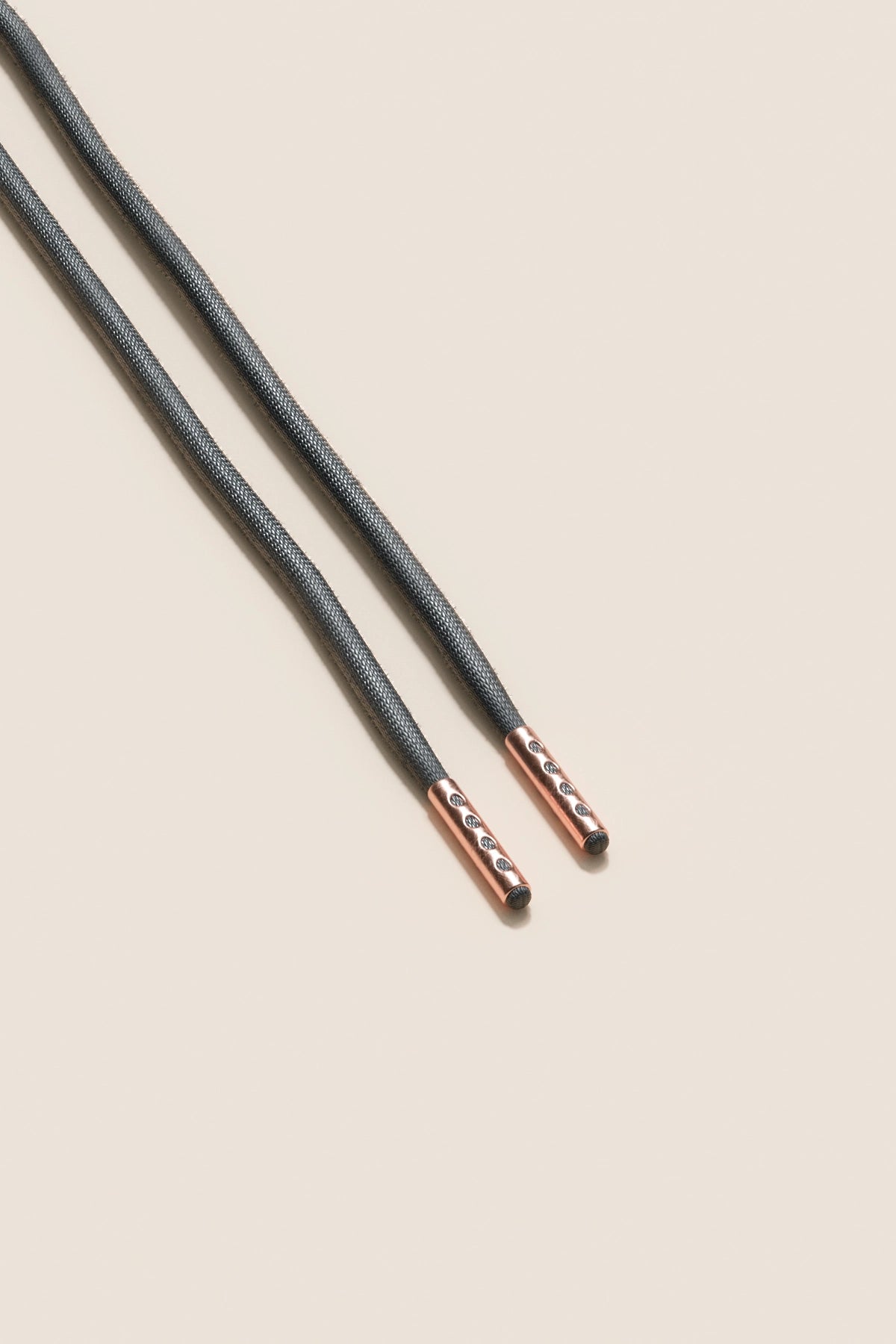 Senkels チャコール 4mm ラウンドワックス靴ひも with Rose Gold Aglets