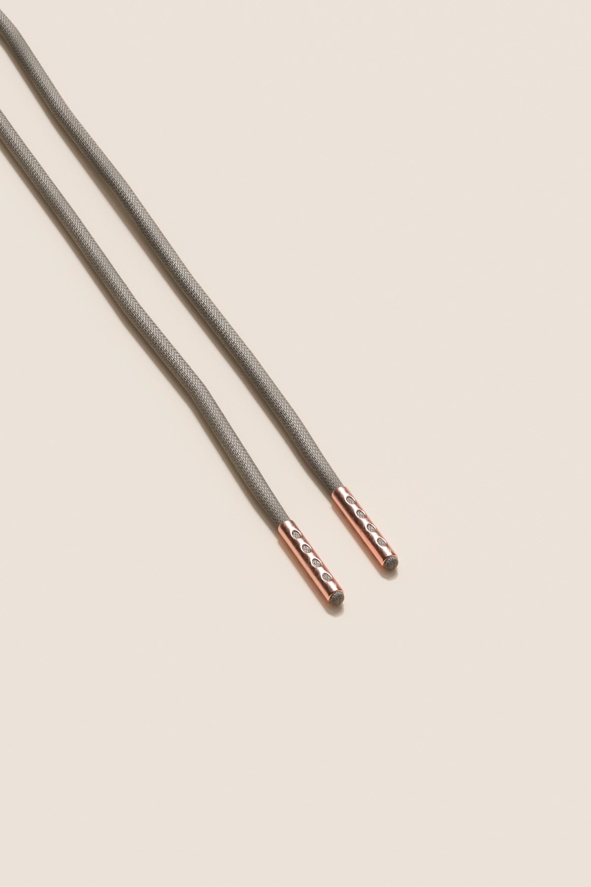 Senkels グラファイトグレー 2.5mm ラウンドワックス靴ひも with Rose Gold Aglets