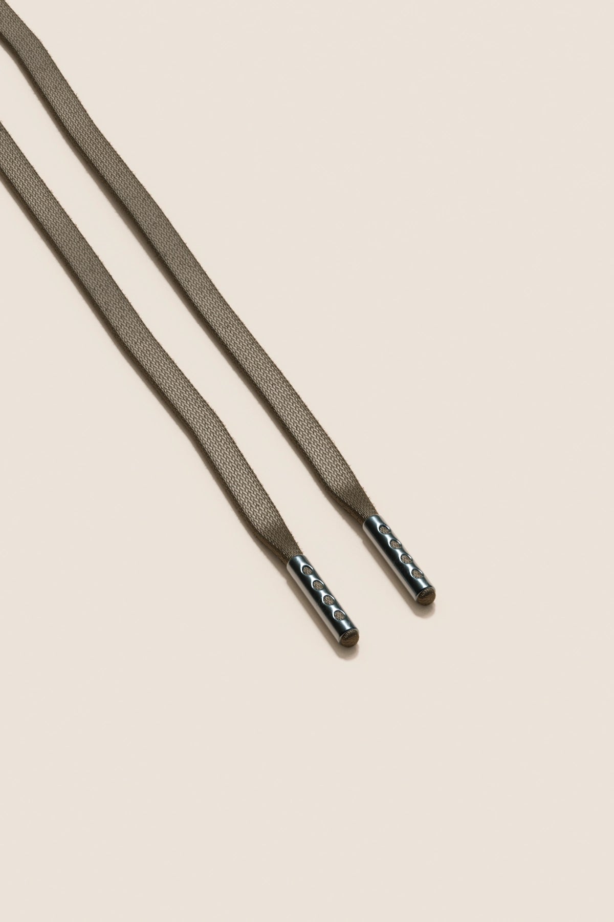 Senkels モーヴグレー  3mm フラットワックス靴ひも with ブラック Nickel Aglets
